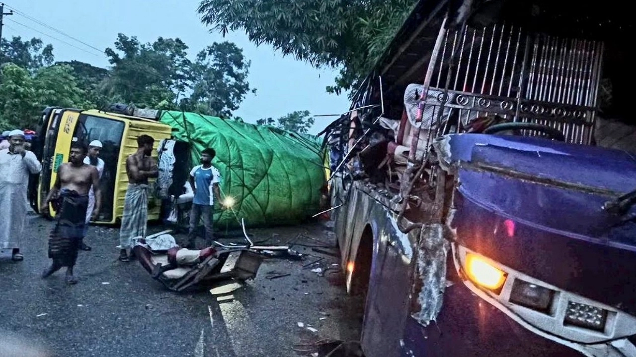 কুমিল্লায় সড়ক দুর্ঘটনা