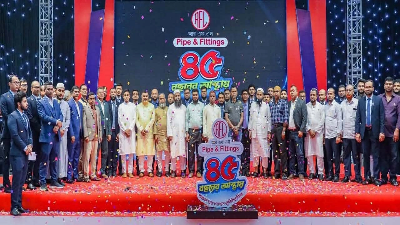 কেক কেটে ৪৫ বছর পূর্তি উদযাপনের আনুষ্ঠানিক সূচনা করেন আরএফএল গ্রুপের ব্যবস্থাপনা পরিচালক আর এন পাল