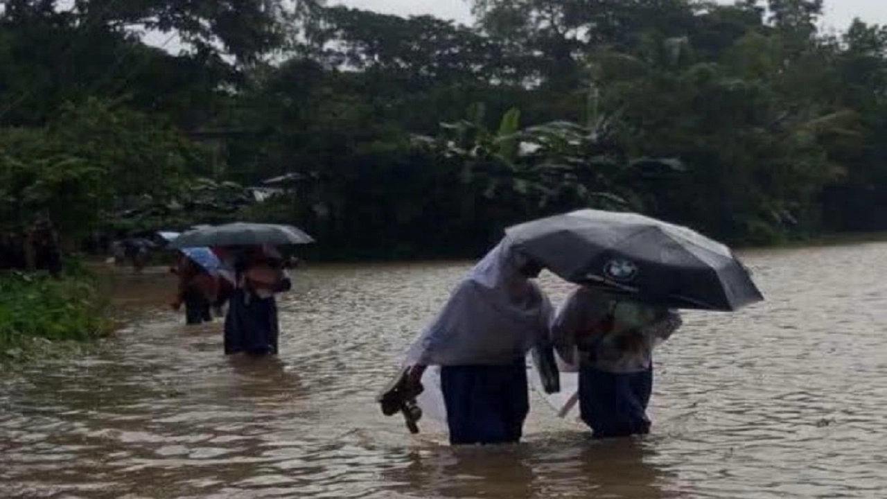 চকরিয়ায় পানিবন্দি ৫০ হাজার মানুষ