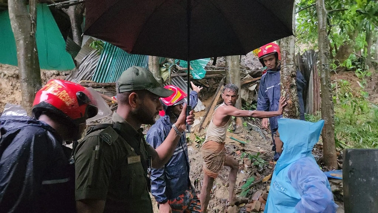 ভারী বর্ষণে ১৩ জনের মৃত্যু, তবুও সরছে না মানুষ