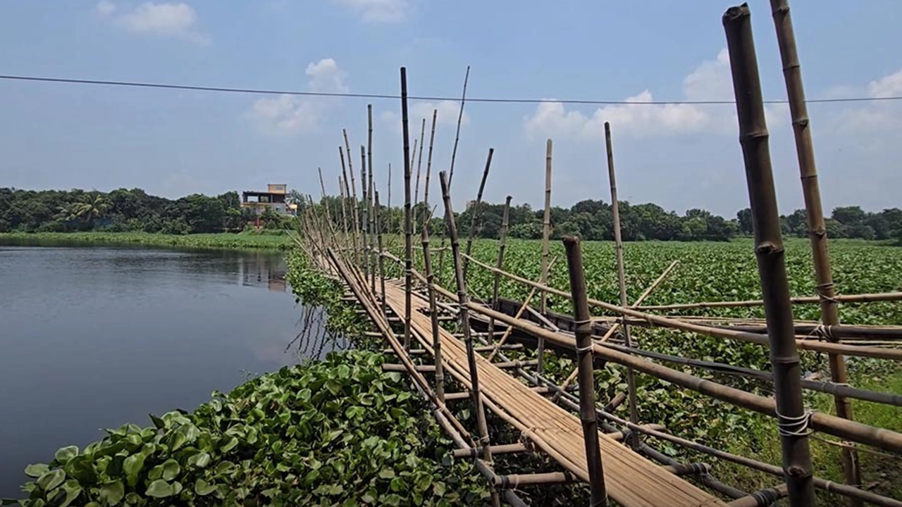 ব্রহ্মপুত্র নদের উপর তৈরি অস্থায়ী সেতু