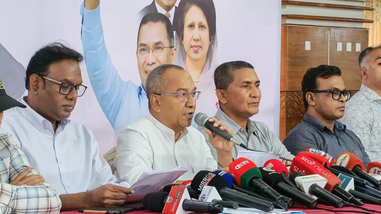 সমসাময়িক রাজনীতি ও আগামী দিনের কর্মপরিকল্পনা নিয়ে আয়োজিত সংবাদ সম্মেলনে যুবদলের সভাপতি আব্দুল মোনায়েম মুন্না
