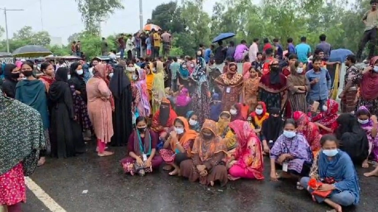 মানিকগঞ্জে ন্যায্য বেতনের দাবিতে চায়না কোম্পানির শ্রমিকদের ঢাকা-আরিচা মহাসড়ক অবরোধ
