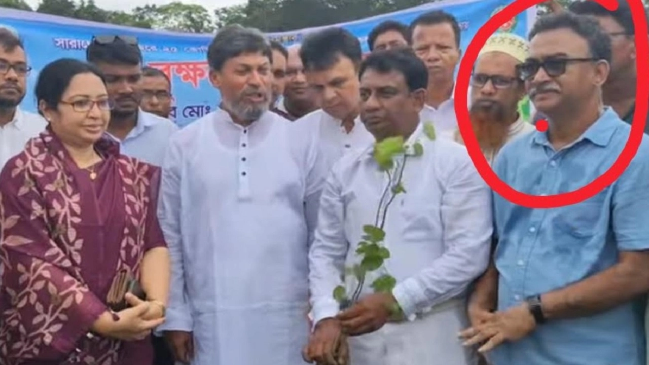 মাদারীপুরে এমপি-ওসির সঙ্গে মঞ্চে হত্যা মামলার আসামি