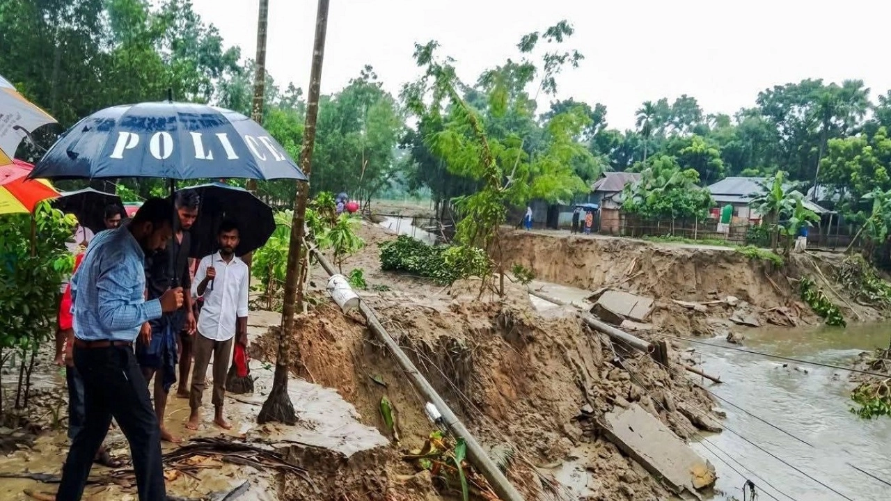টানা বৃষ্টিতে মাধবপুরে ক্ষতিগ্রস্ত বাড়িঘর