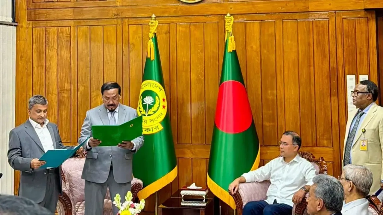 শপথ নিচ্ছেন সারোয়ার আলমগীর। ছবি: সংগৃহীত