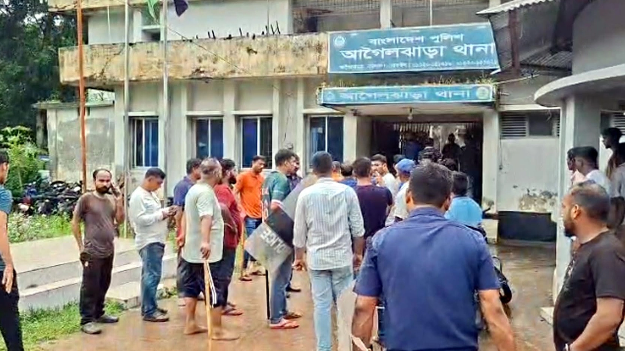 আগৈলঝাড়ায় থানা ঘেরাও, পুলিশ ও স্বজনদের সংঘর্ষে আহত ৬