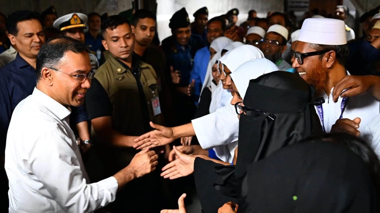 শত ব্যস্ততার পরও কোমলমতি শিক্ষার্থীদের সঙ্গে স্বাক্ষাৎ করলেন প্রধানমন্ত্রী
