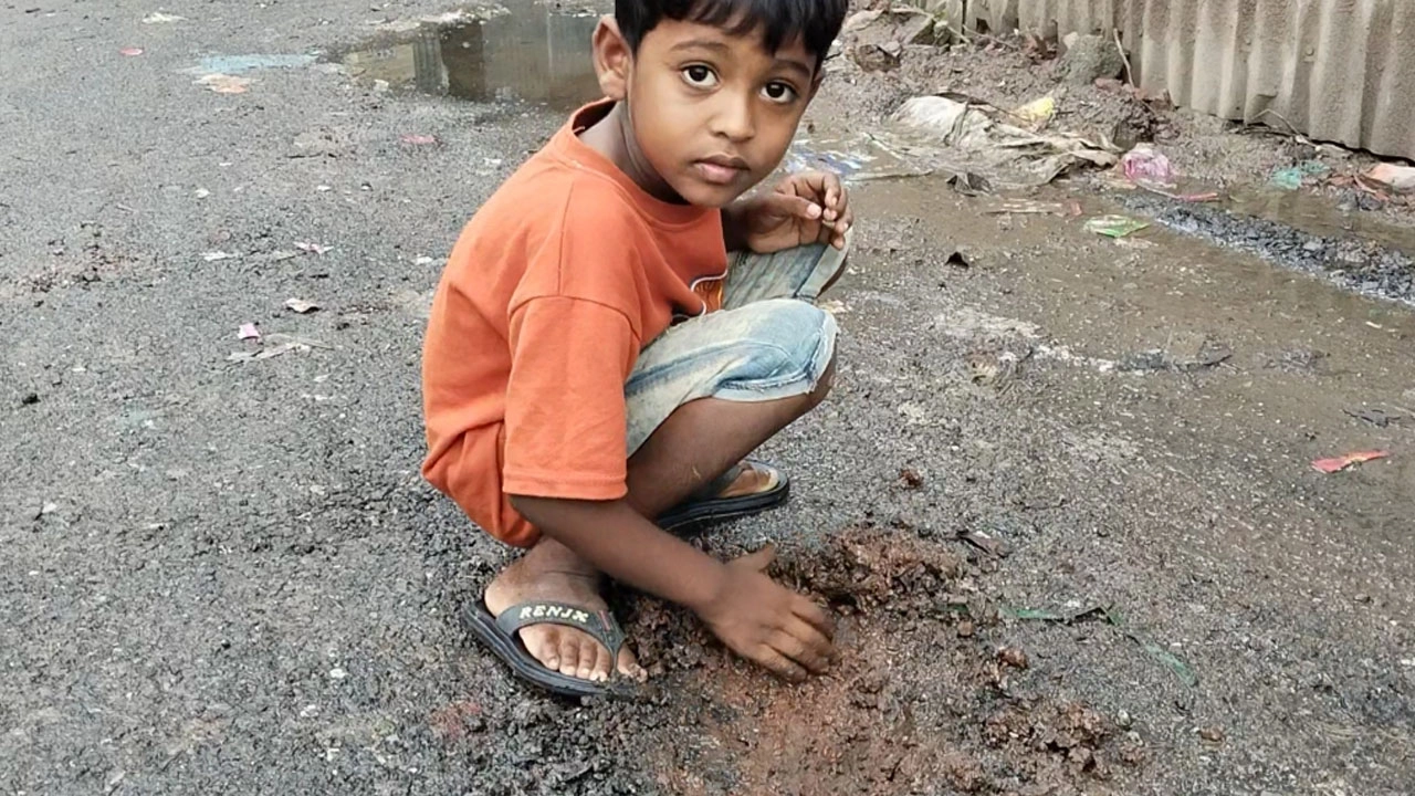 সড়কের কয়েকটি স্থানে কার্পেটিংয়ের স্তর হাতের আলতো টানেই উঠে যাচ্ছে