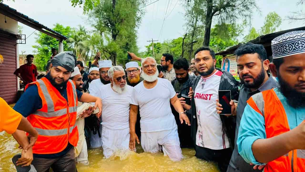 চট্টগ্রামে বন্যাকবলিত এলাকা পরিদর্শন করেছেন বাংলাদেশ জামায়াতে ইসলামীর আমির ডা. শফিকুর রহমান
