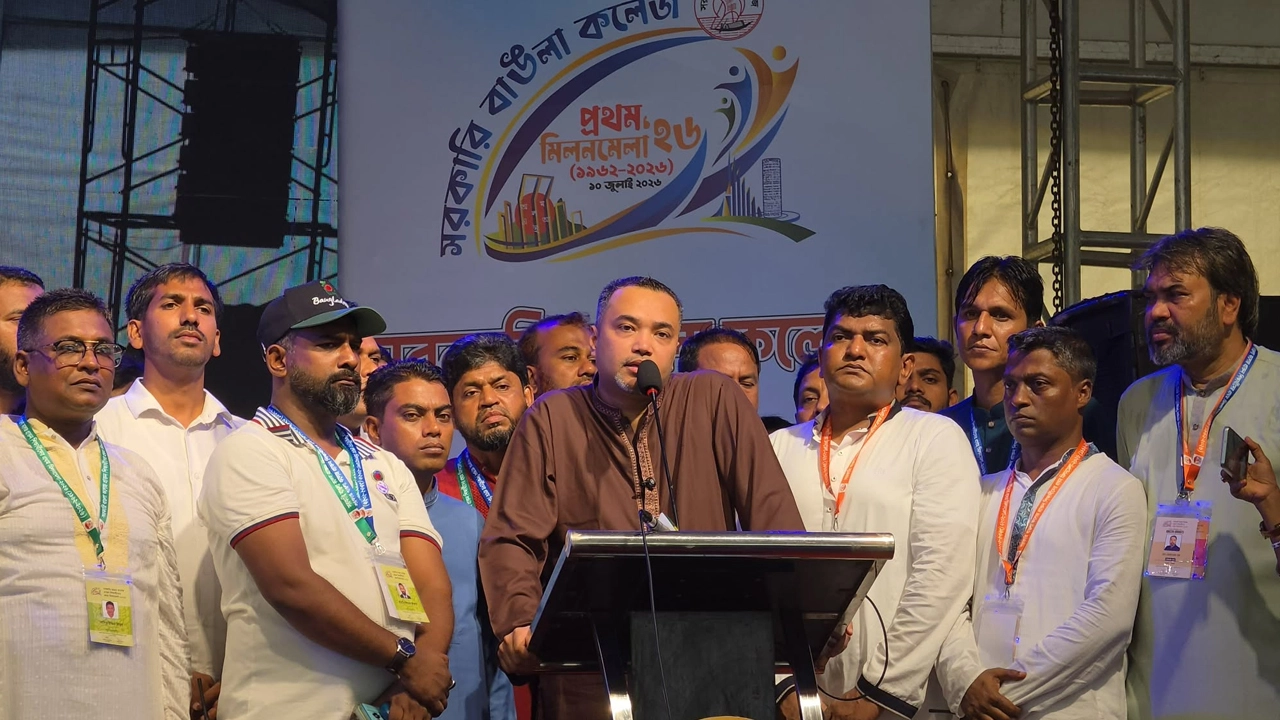 বক্তব্য দিচ্ছেন প্রধানমন্ত্রীর উপদেষ্টা ও প্রধানমন্ত্রীর কার্যালয়ের মুখপাত্র মাহ্দী আমিন।