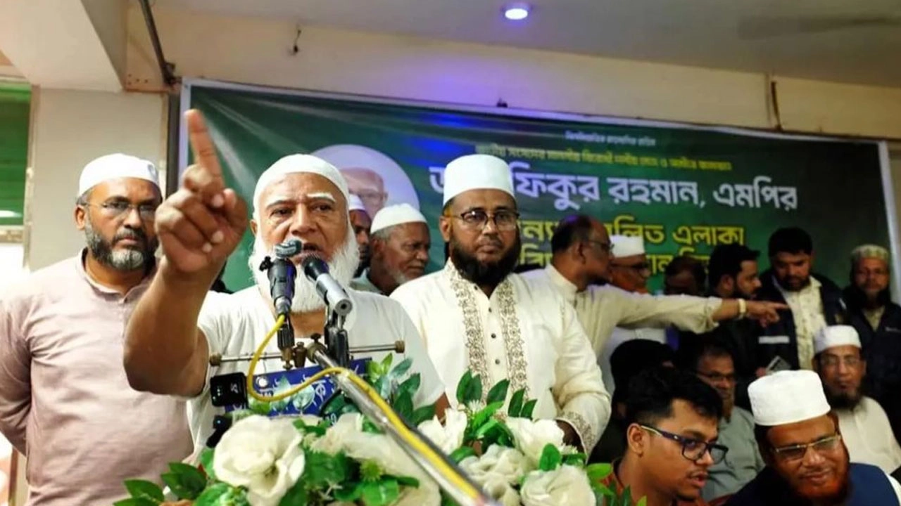 বাঁশখালী ও সাতকানিয়া উপজেলায় বন্যা দুর্গত এলাকা পরিদর্শনে ডা. শফিকুর রহমান। ছবি: সংগৃহীত