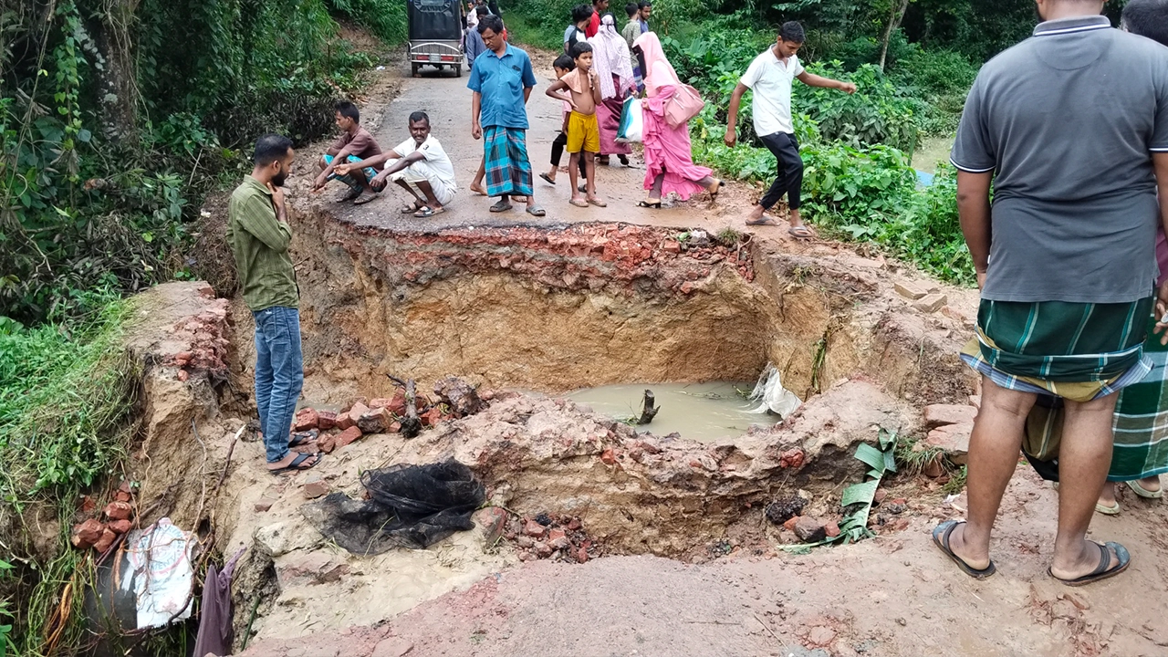 টাঙ্গাইলে বৃষ্টির পানির স্রোতে সড়কে ধস