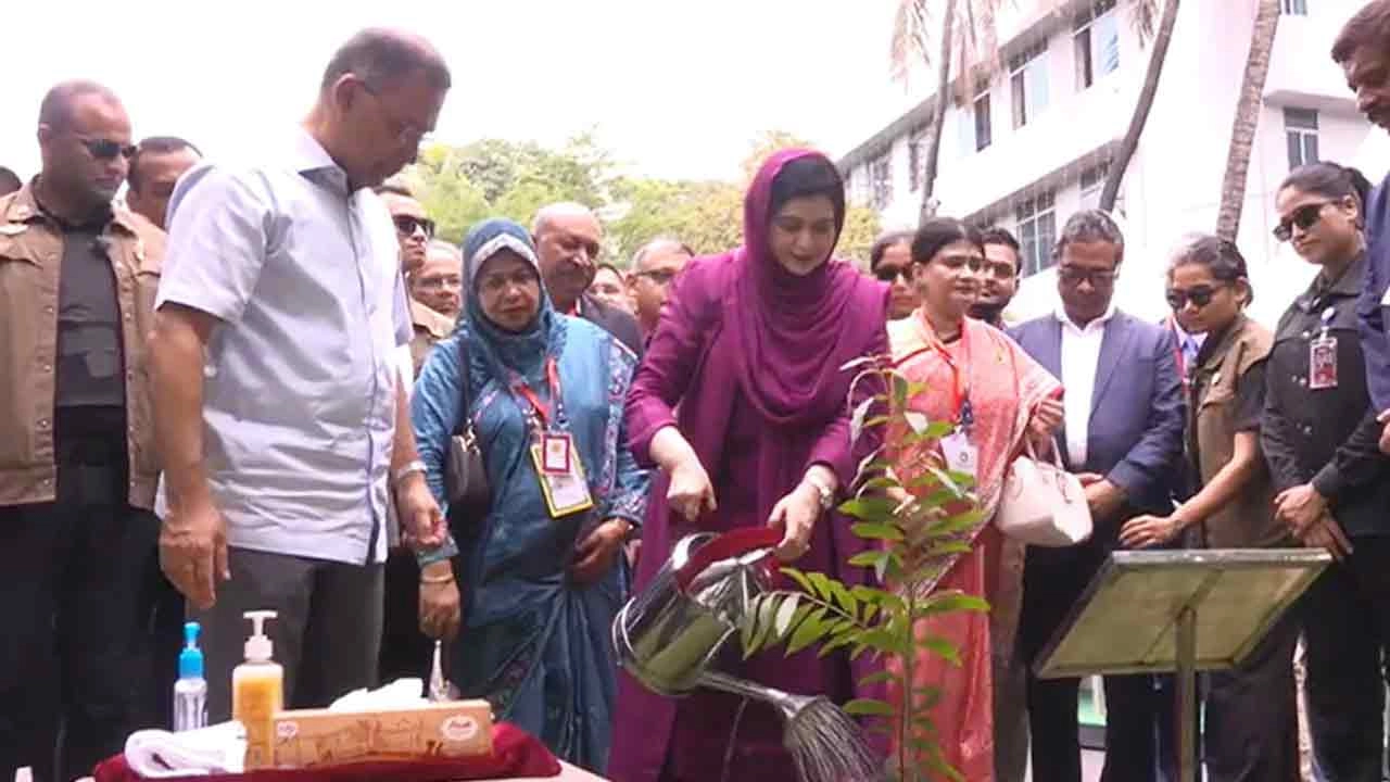 ঢাকা মেডিকেলে বৃক্ষরোপণ কর্মসূচি উদ্বোধন করলেন প্রধানমন্ত্রী তারেক রহমান