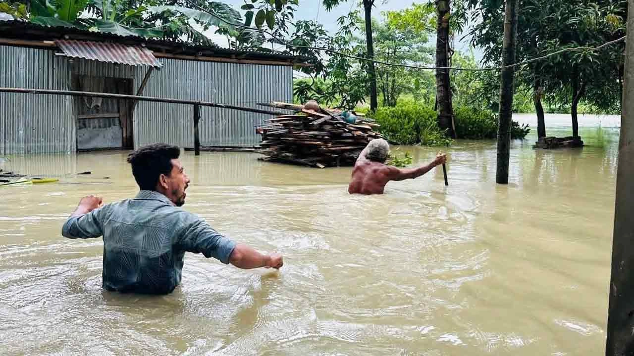 খোয়াই নদীর বাঁধ ভেঙে প্লাবিত ২৫ গ্রাম