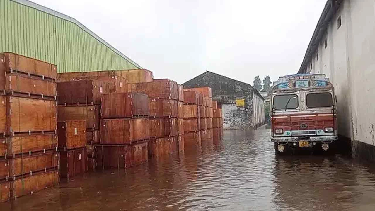 পাঁচটি শেডে পানিতে তলিয়েছে বিভিন্ন ধরনের আমদানিকৃত মালামাল