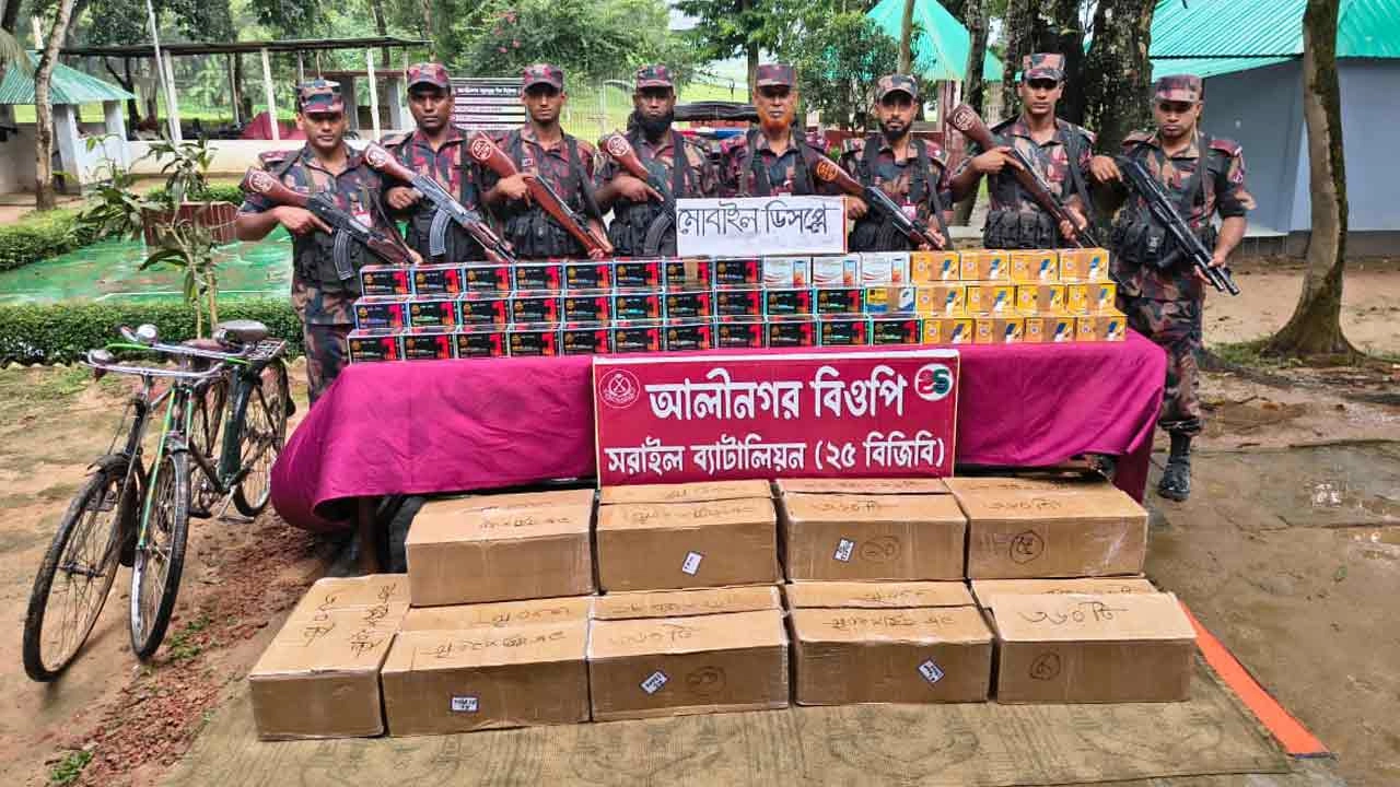 বিজিবির অভিযানে ভারতীয় মোবাইল ফোনের ডিসপ্লে জব্দ