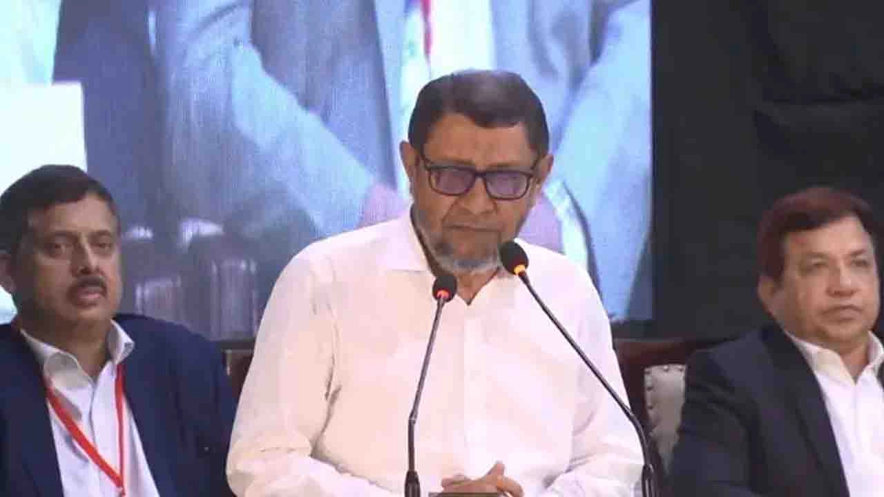 বক্তব্য দিচ্ছেন স্বাস্থ্য ও পরিবার কল্যাণমন্ত্রী সরদার সাখাওয়াত হোসেন।