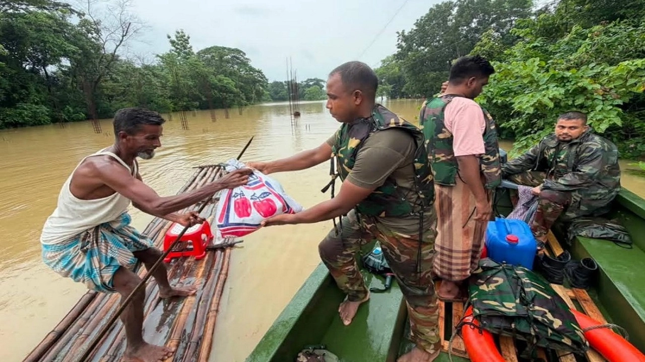 উদ্ধার ও ত্রাণ কাজে মাঠে নেমেছে সেনাবাহিনী