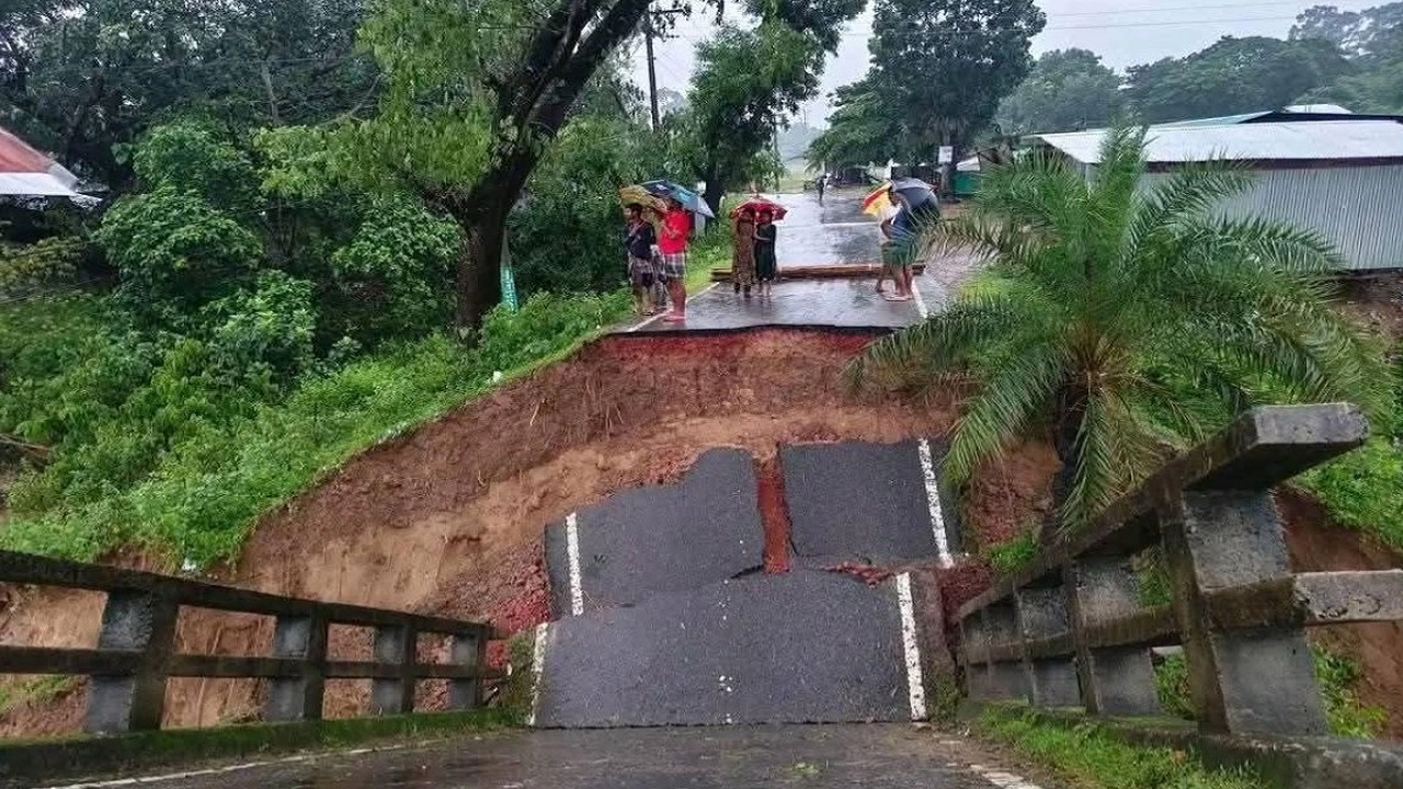 দুই সড়কে যোগাযোগ বিচ্ছিন্ন