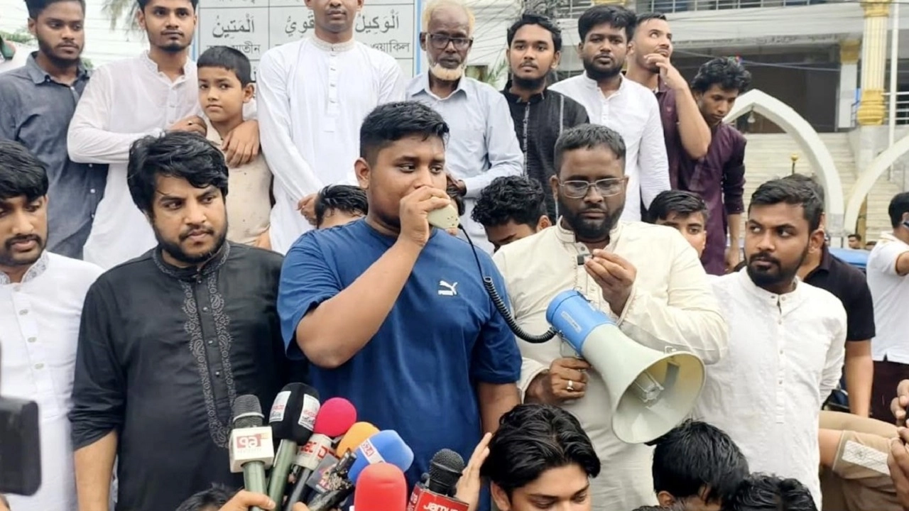 জাতীয় নাগরিক পার্টি (এনসিপি) এর মুখ্য সংগঠক (দক্ষিণাঞ্চল) ও কুমিল্লা-৪ আসনের সংসদ সদস্য হাসনাত আবদুল্লাহ
