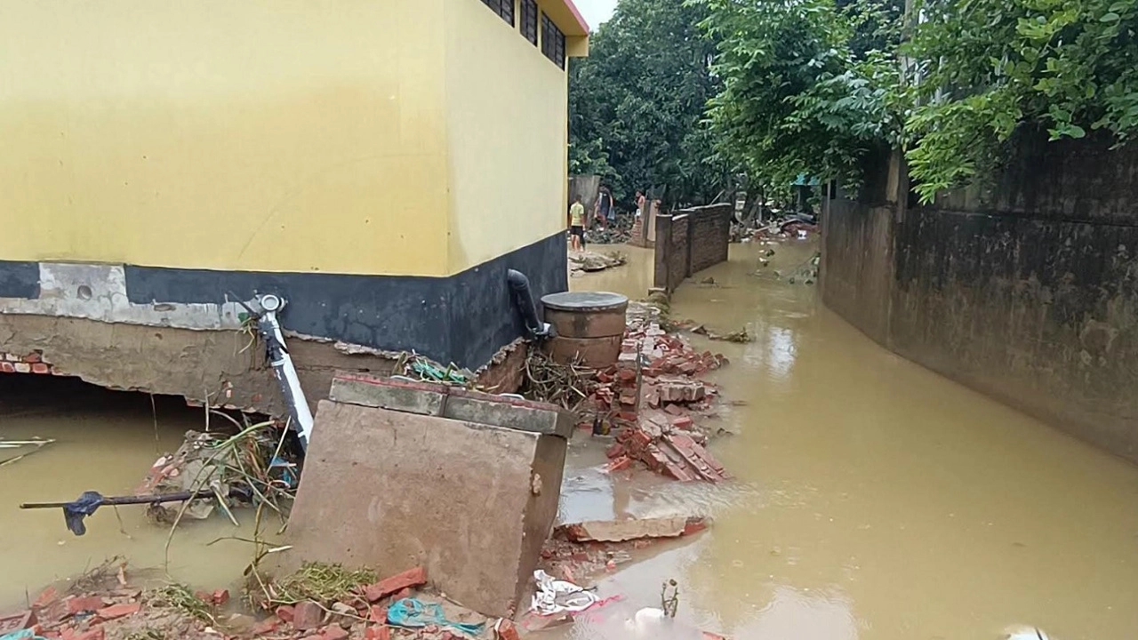 চকরিয়া ও মাতামুহুরী উপজেলায় বন্যার পানি কমলেও কাটেনি দুর্ভোগ