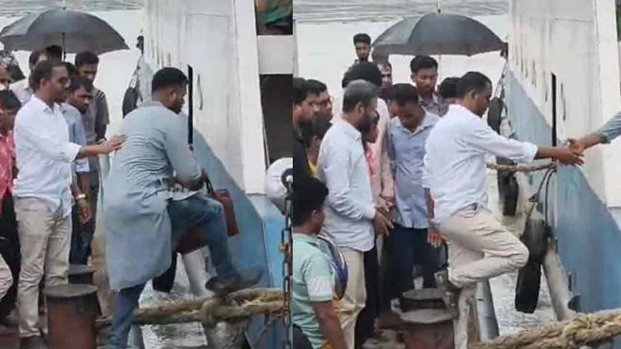 ফিরে আসা ফেরিতে উঠছেন এমপি হান্নান মাসউদ