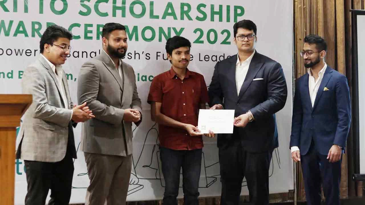 বৃত্তি প্রদান করেন বাংলাদেশ ক্রিকেট বোর্ডের পরিচালক ও আমেরিকান ইন্টারন্যাশনাল ইউনিভার্সিটি বাংলাদেশের সহকারী অধ্যাপক সাঈদ ইব্রাহিম আহমেদ