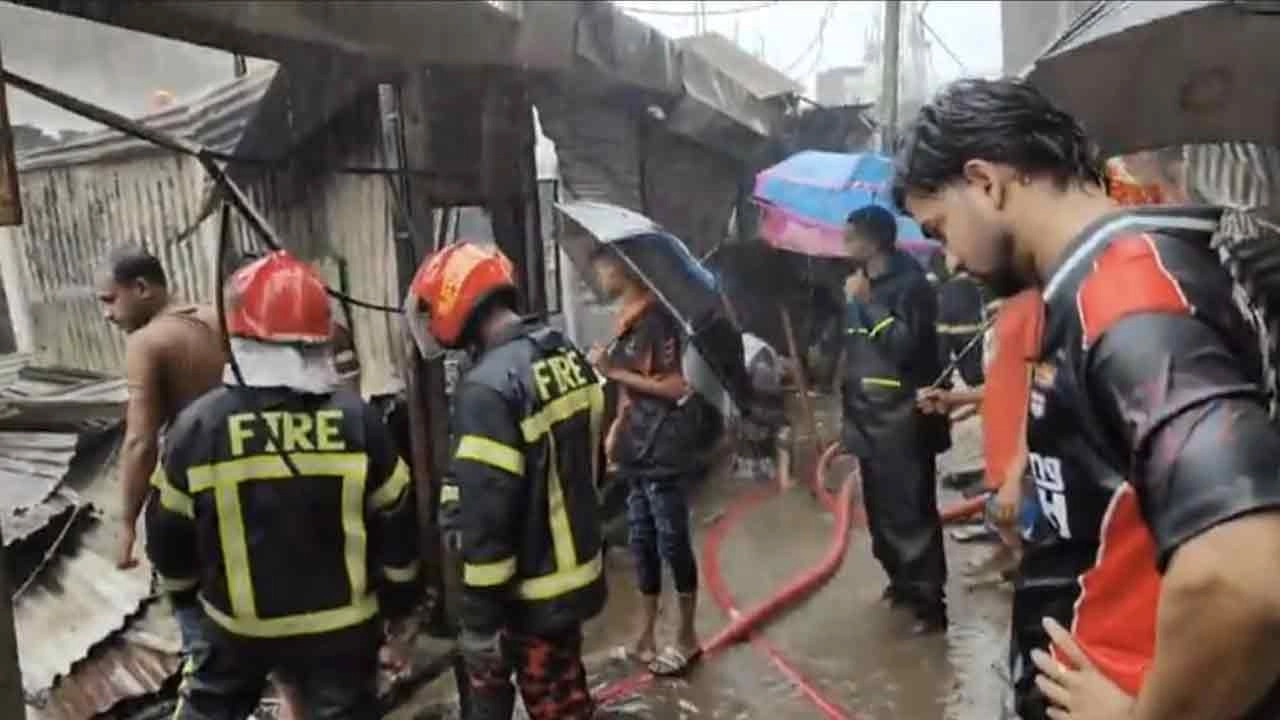 কাপাসিয়া বাজারে ভয়াবহ অগ্নিকাণ্ডে পুড়ল ৮ দোকান ও বসতবাড়ি