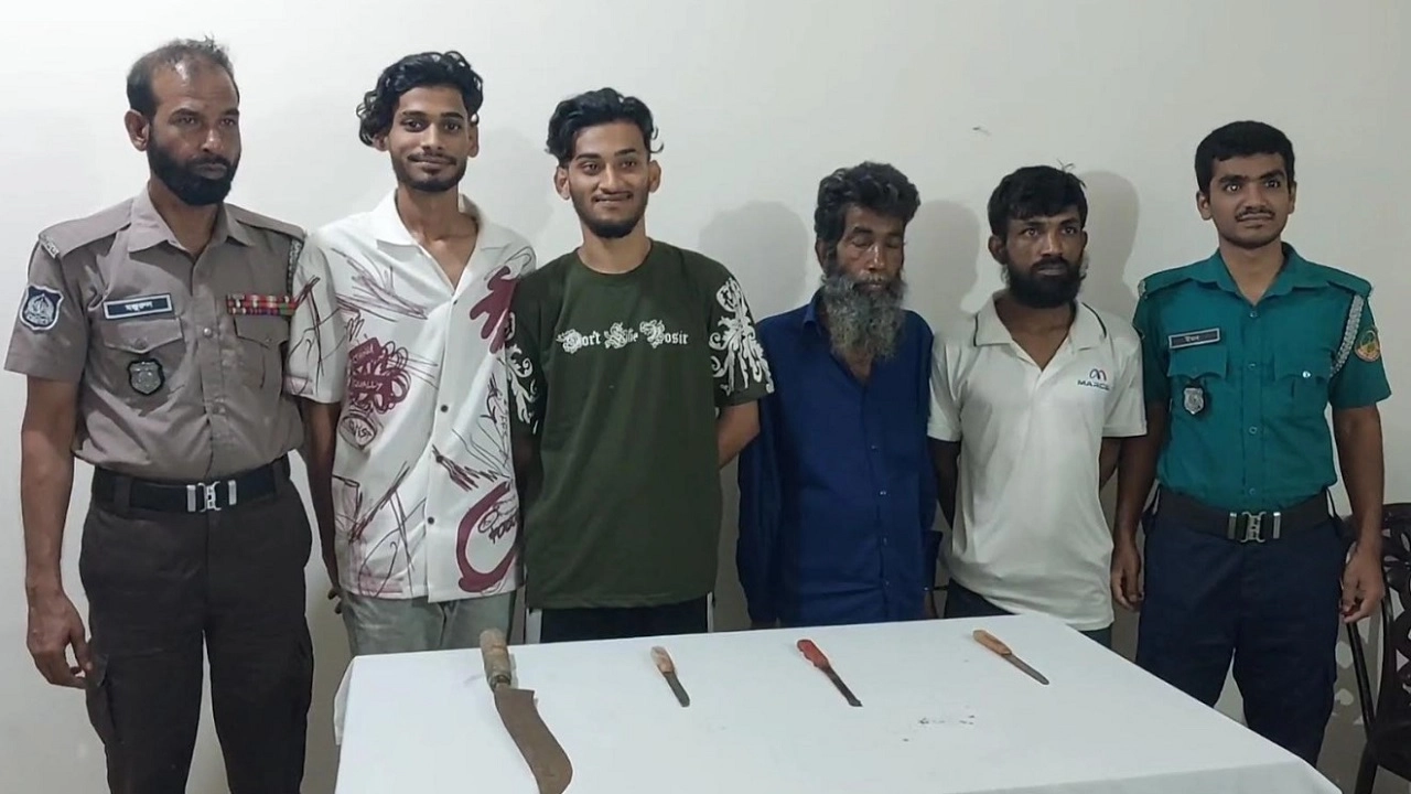 দেশীয় অস্ত্রসহ গ্রেপ্তার ৪