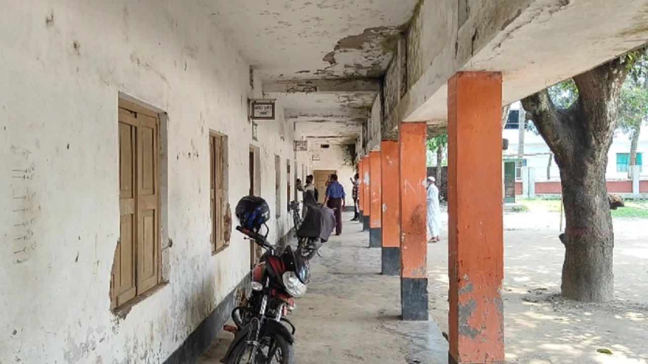 বন্দরের কোটি টাকার বাণিজ্যের ছায়ায় অবহেলায় ১৩৯ বছরের বিদ্যালয়