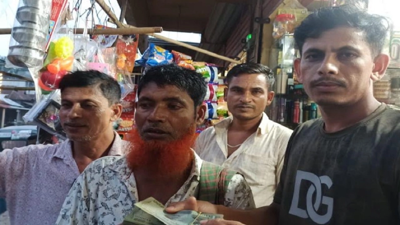 রাস্তায় কুড়িয়ে পাওয়া ৫০ হাজার টাকা ফেরত দিলেন ব্যবসায়ী