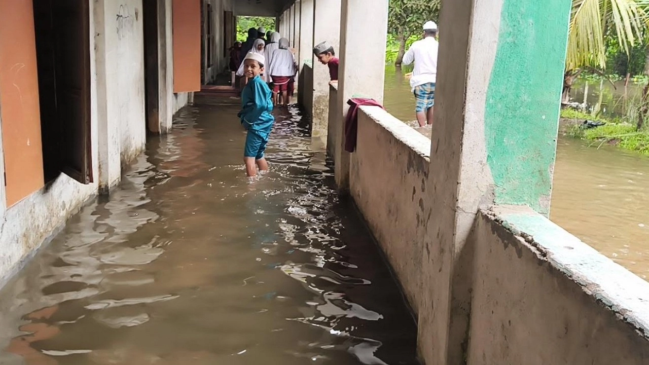 শ্রেণিকক্ষে হাঁটু পানি, ৪ দিন ব্যাহত পাঠদান 