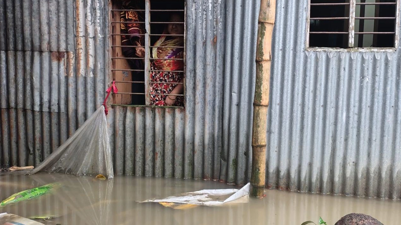 শিবচরে টানা বৃষ্টিতে শতাধিক পরিবার পানিবন্দি, স্থবির জনজীবন 