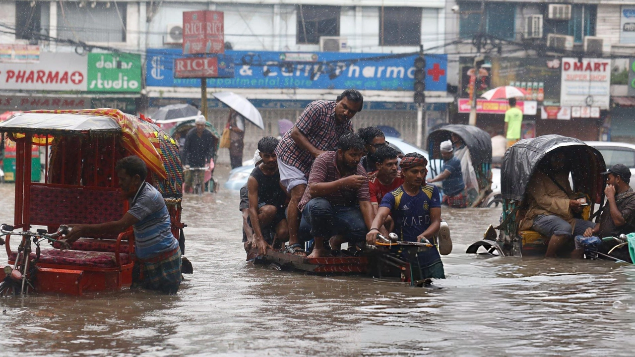 রাত ও সকালে যেসব এলাকায় ভারী বৃষ্টির শঙ্কা