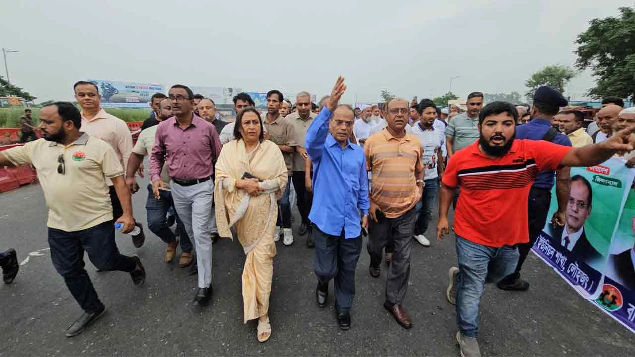 প্রধানমন্ত্রী তারেক রহমানকে একনজর দেখতে মুন্সীগঞ্জের পদ্মা সেতুর মাওয়া প্রান্তে সকাল থেকেই নেতাকর্মী ও সাধারণ মানুষের ঢল