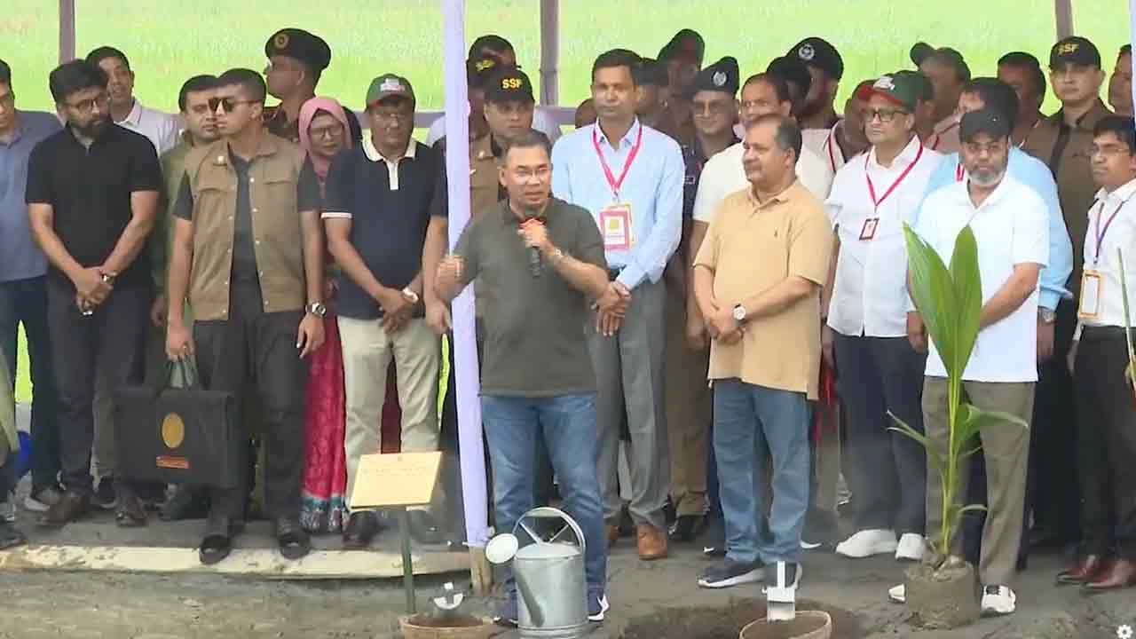 বরিশালে পৌঁছেছেন প্রধানমন্ত্রী তারেক রহমান