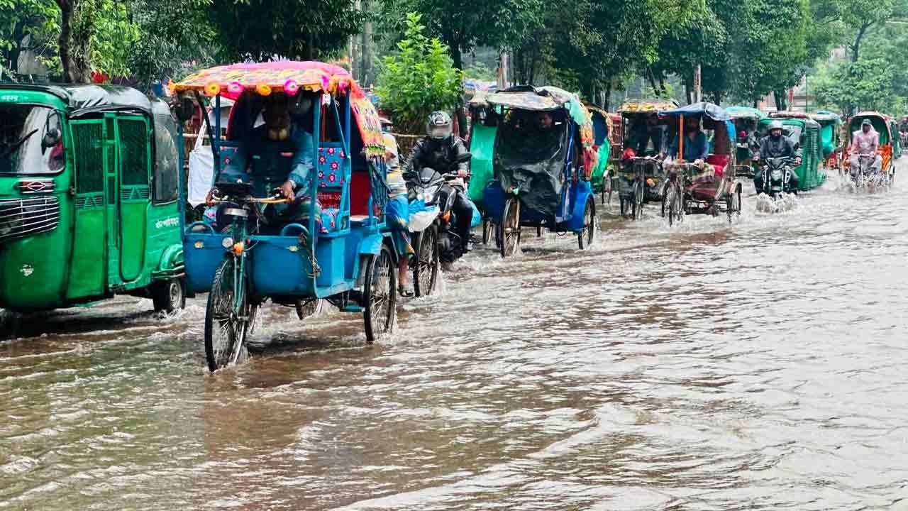 রাজধানী ঢাকা ও আশপাশের এলাকায় টানা বৃষ্টিতে জনজীবন বিপর্যস্ত