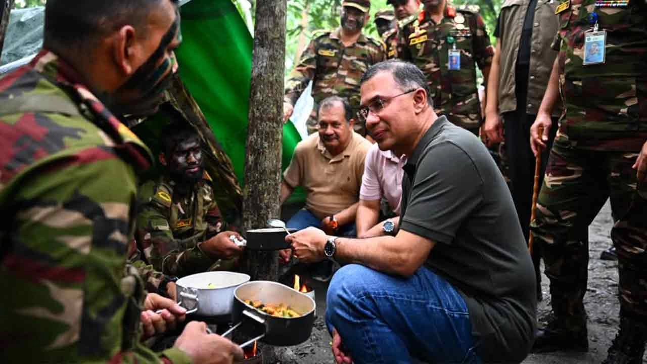 বিস্তীর্ণ জঙ্গলে সেনাবাহিনীর গ্রীষ্মকালীন মহড়া পরিদর্শন করলেন প্রধানমন্ত্রী তারেক রহমান