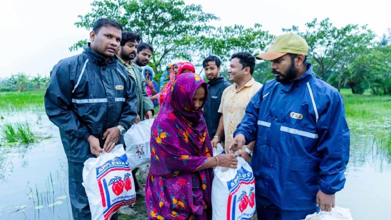 হাতিয়ায় পানিবন্দী মানুষের পাশে উপজেলা ছাত্রদল