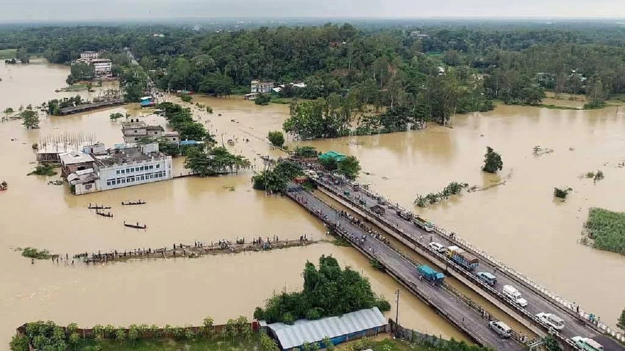 স্লুইস গেইট ও অবৈধ বাঁধে থমকে বন্যার পানি, পানিবন্দি লাখো মানুষ