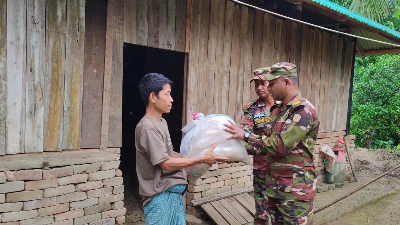 ভারীবর্ষণে ক্ষতিগ্রস্ত পরিবারের মাঝে সেনাবাহিনীর ত্রাণ বিতরণ