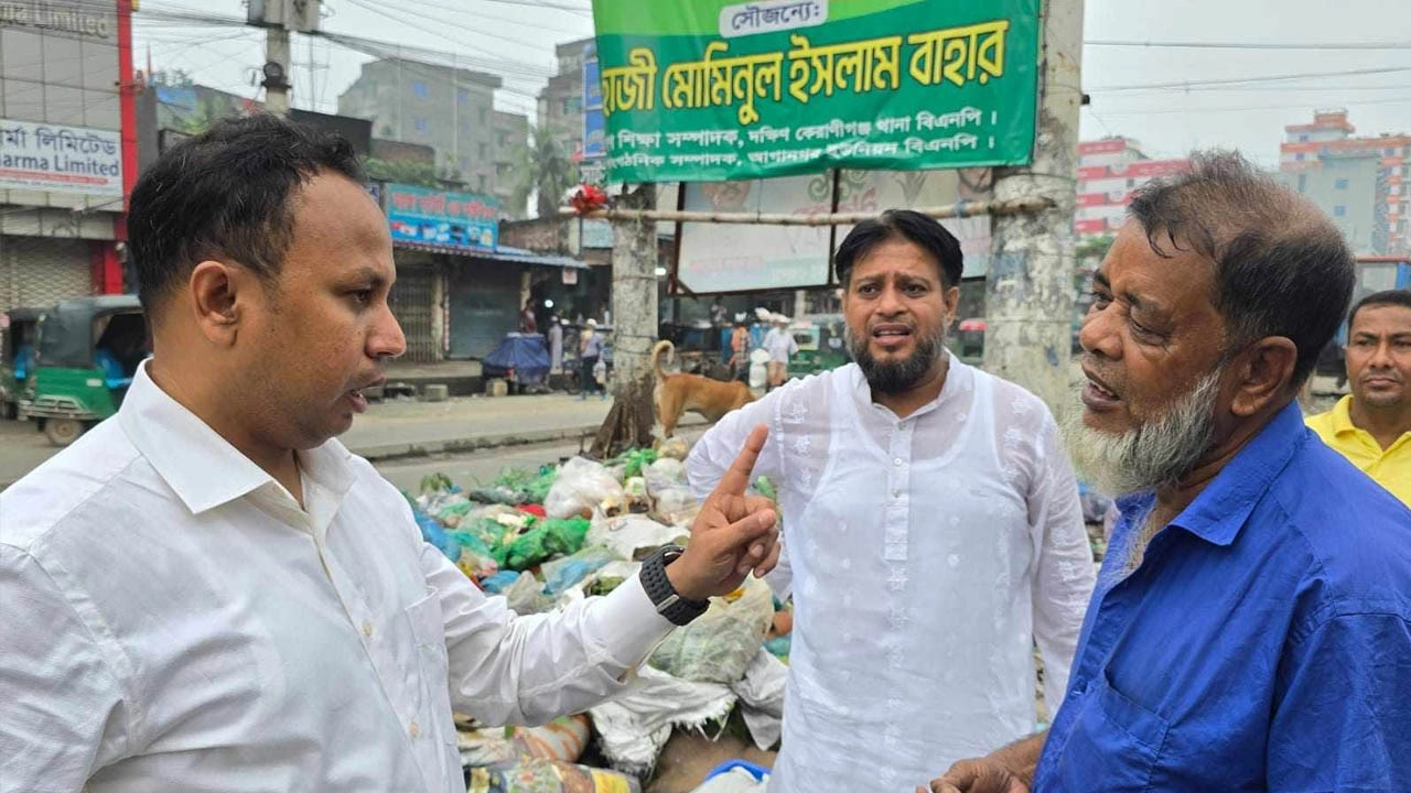 কেরানীগঞ্জে সড়কে ময়লা ফেলায় ব্যতিক্রমধর্মী শাস্তি দিলেন ইউএনও 