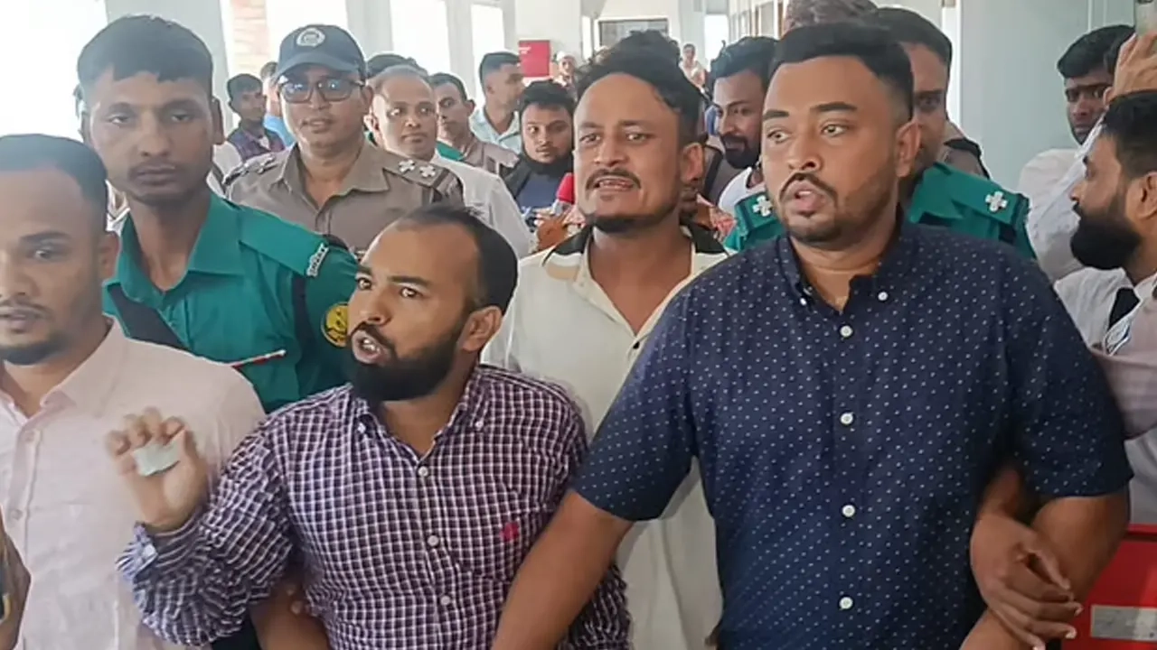 রায় ঘোষণার আগে আসামিদের আদালতে আনার ছবি - সংগৃহীত