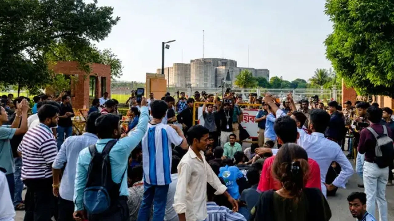 রাজপথে শিক্ষার্থীরা, আগামীকালের এইচএসসি পরীক্ষা হবে তো?