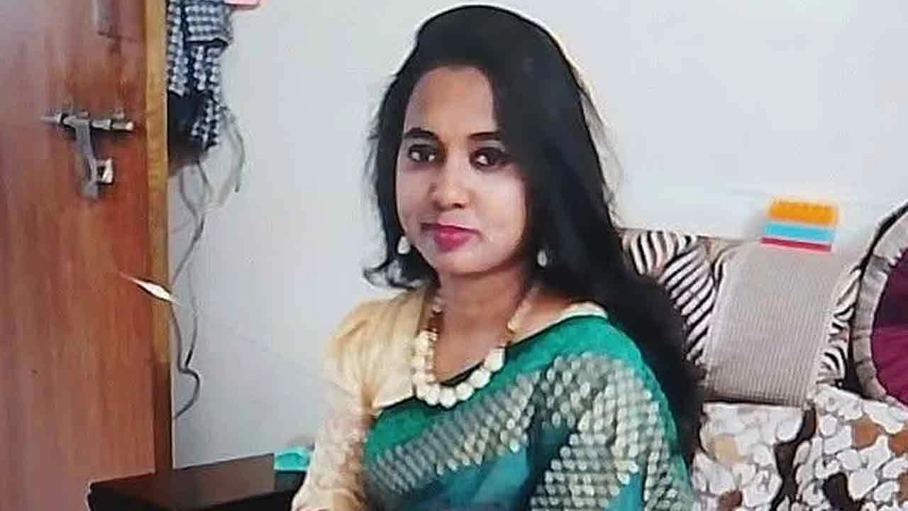 শিক্ষিকা সিঁথি সীমিতা