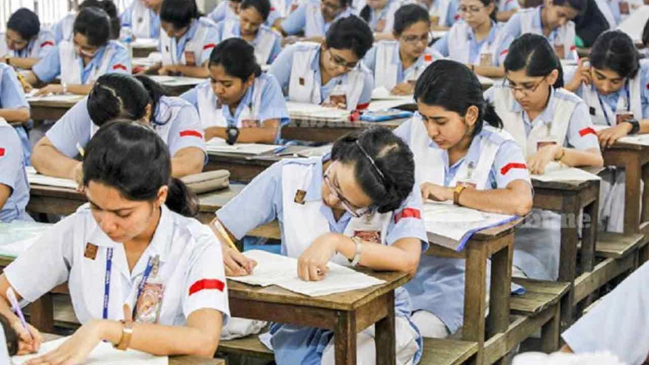 বুধবারের এইচএসসি পরীক্ষা স্থগিতের সিদ্ধান্ত নেওয়া হয়নি
