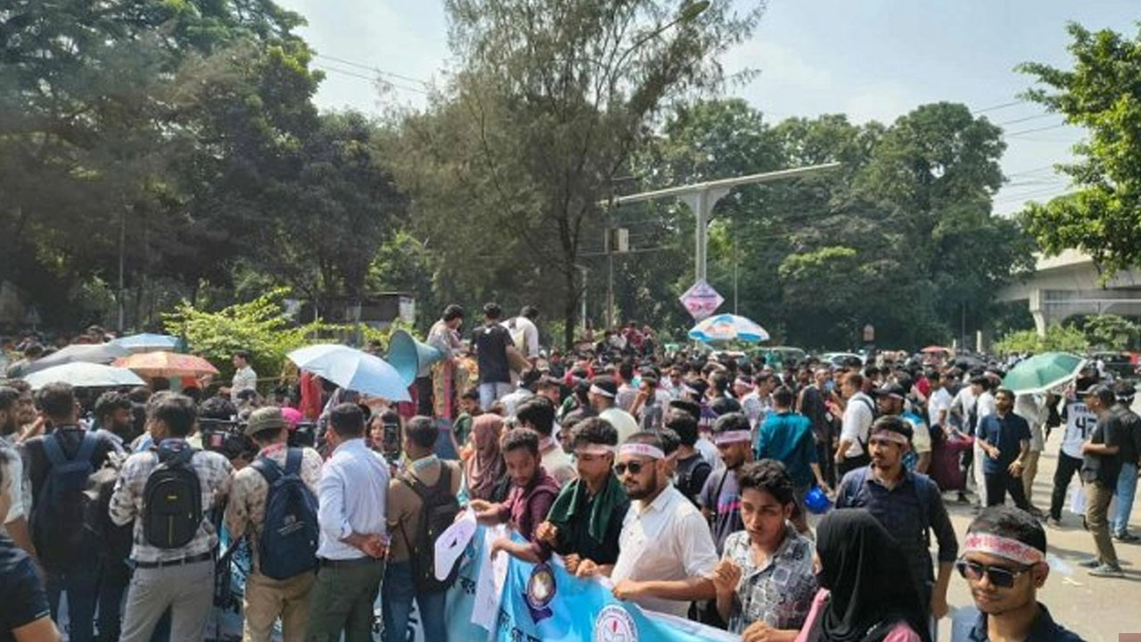 আলোচনা হয়নি, কর্মসূচি চলবে বলে শিক্ষা ভবন এলাকা ছাড়লেন শিক্ষার্থীরা