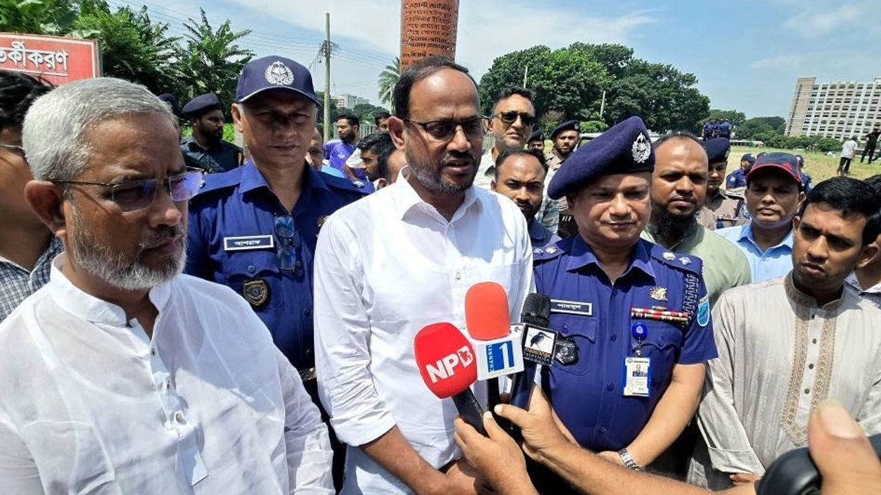 সাংবাদিকদের সঙ্গে কথা বলছেন প্রতিমন্ত্রী সুলতান সালাউদ্দিন টুকু।