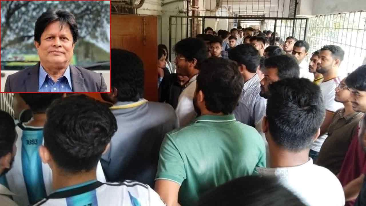 জগন্নাথ বিশ্ববিদ্যালয়ের অধ্যাপক আইনুল ইসলামের কক্ষের সামনে শিক্ষার্থীরা